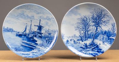 DELFT, dans le style de. Paire de plats en faïence à décor e…