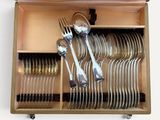 une boîte en bois remplie d'argenterie et de cuillères en argent