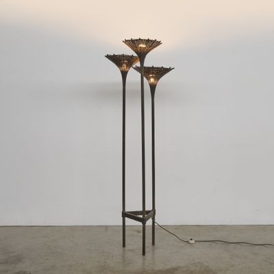 une paire de lampadaires en forme de fleur