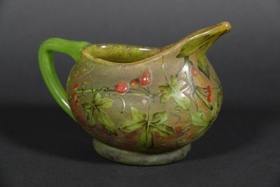 DAUM NANCY PICHET en verre coloré vert et émaillé de baies r…