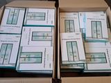Des cartons remplis de livres sont empilés les uns sur les autres sur une table