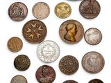 un assortiment de pièces de monnaie et d'autres objets métalliques sur une surface blanche