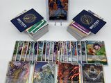 le contenu d'un jeu de cartes est disposé sur une table