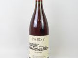 la bouteille de vin est posée sur une surface blanche