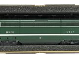 un train vert dans une boîte posée sur une surface blanche