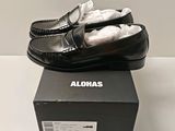 une boîte sur laquelle est posée une paire de chaussures noires