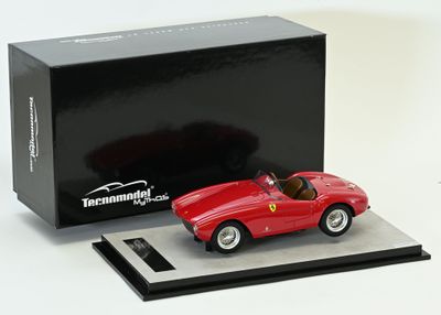 maquette rouge d'une voiture de sport Ferrari devant une boîte noire