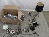 une boîte d'objets hétéroclites posée sur le sol