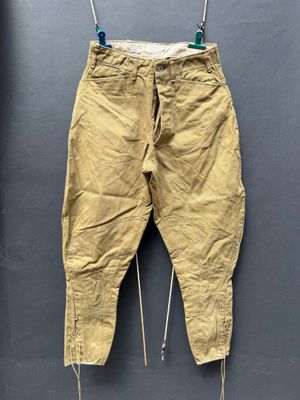 un vieux pantalon suspendu à une corde à linge fixée au mur