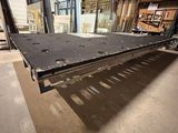 une grande table en métal au milieu d'une pièce