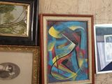 de nombreux tableaux accrochés les uns à côté des autres sur le mur