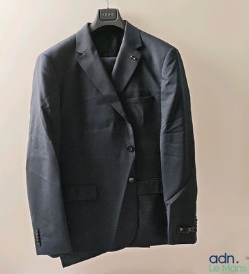 une photo d'un costume suspendu à un cintre