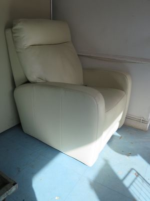 un fauteuil inclinable blanc dans un coin de la pièce