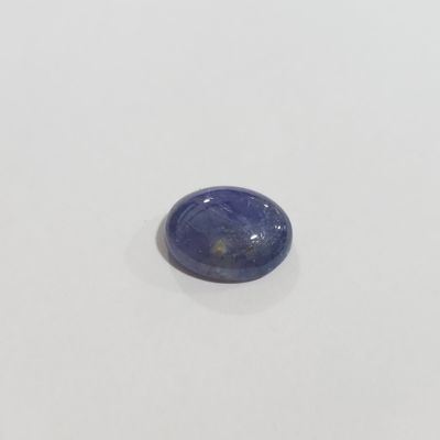 gros plan d'une pierre bleue sur une surface blanche
