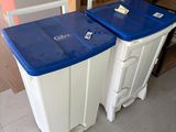 deux poubelles bleues et blanches placées l'une à côté de l'autre