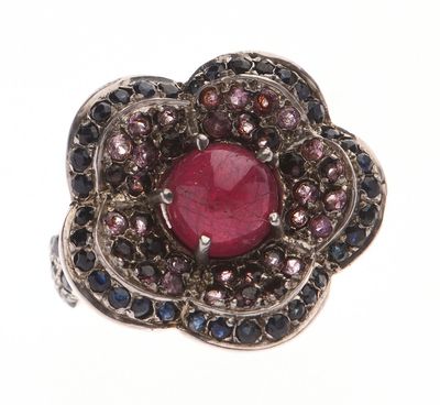 BAGUE cocktail en argent 925 °/°° en forme de fleur centrée …