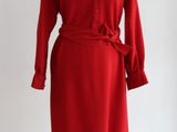 une robe rouge sur un mannequin, posée sur un fond blanc