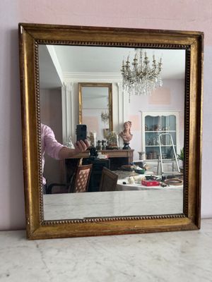 une femme se prenant en photo dans un miroir