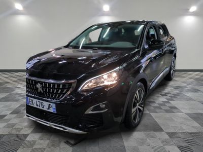 vue de face d'un SUV de couleur sombre garé dans un garage