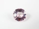 un saphir rose sur un fond blanc