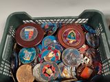 un panier vert rempli de pièces et d'un centime