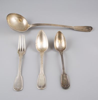 trois cuillères en argent et deux cuillères en argent posées sur une surface grise
