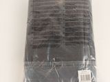 un sac en tissu noir posé sur une table