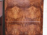 une armoire en bois surmontée d'une lampe