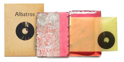 un livre contenant un CD