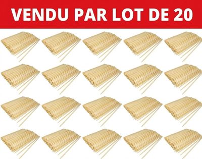 un gros plan sur un paquet de cure-dents en bois sur fond blanc