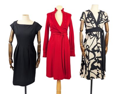 trois robes pour femmes présentées sur des mannequins, sur fond blanc