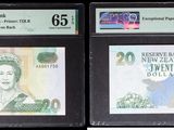 Trois types de monnaies différents sont exposés dans une vitrine.