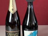 deux bouteilles de vin posées l'une à côté de l'autre sur une table