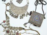 beaucoup de bijoux posés sur la table