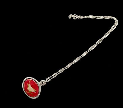 un gros plan sur un collier orné d'un cheval
