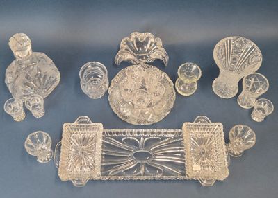 un grand nombre d'objets en verre posés sur une table