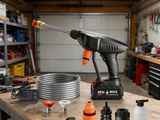 une perceuse Black & Decker posée sur un établi dans un garage