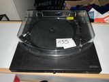 un tourne-disque posé sur une table, avec une étiquette de prix dessus