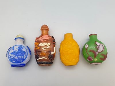 Chine, XXe siècle, Quatre flacons tabatières dont trois en v…