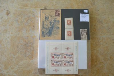une photo montrant une collection de timbres et des timbres posés sur une table