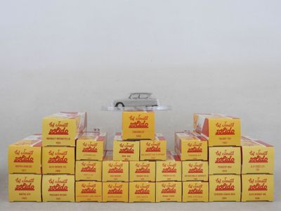 une pile de cartons jaunes avec une voiture en arrière-plan