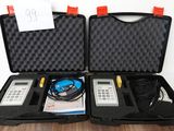 deux valises contenant du matériel électronique, posées sur une table
