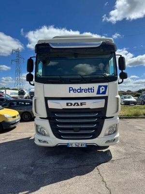la photo d'un camion blanc garé sur un parking