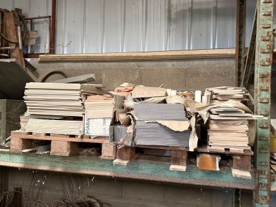 un gros tas de bois posé sur une table