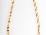 un collier en or auquel est attachée une chaîne