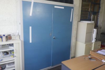 une image représentant une pièce avec une porte bleue et un bureau