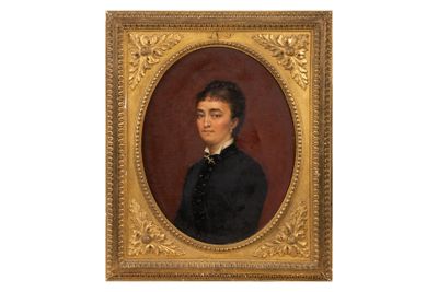 portrait d'un jeune homme vêtu d'une veste noire et d'un nœud papillon