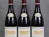 trois bouteilles de vin sont alignées sur une table