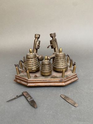 une maquette d'une machine à vapeur posée sur un socle