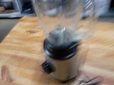 un mixeur posé sur une table en bois